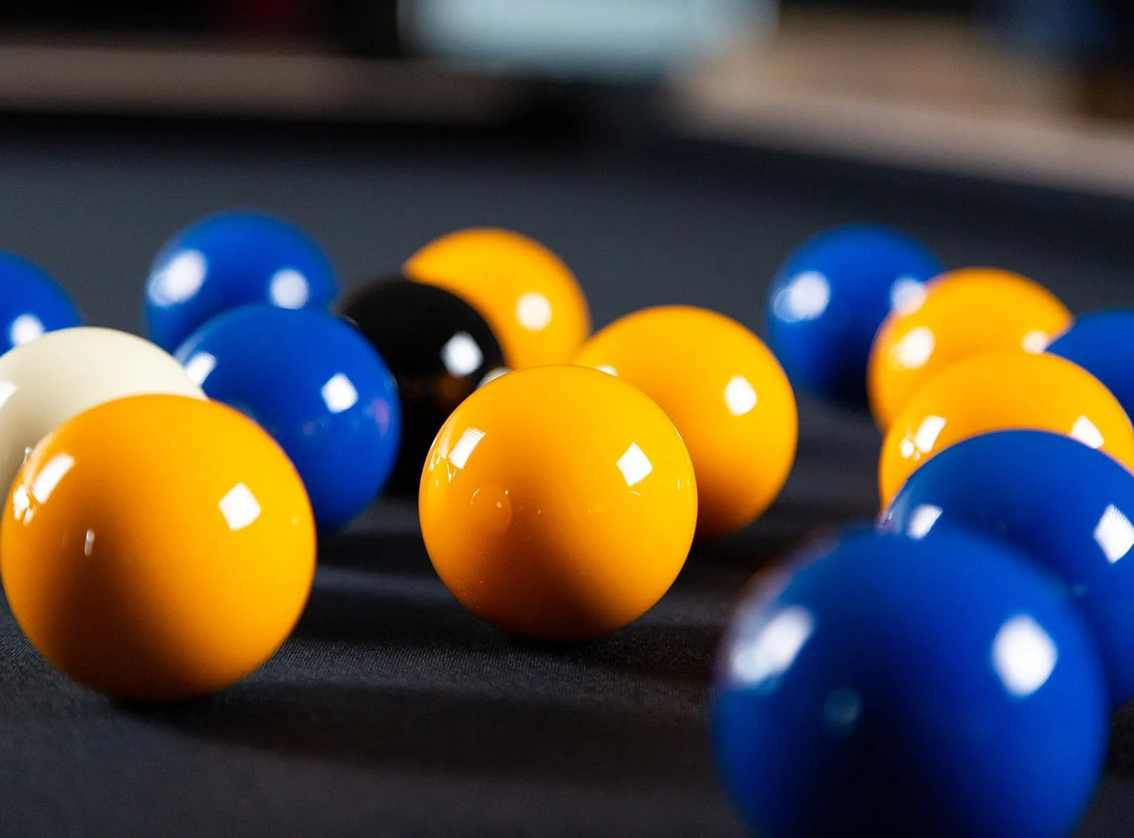 Jeu de billes Pool anglais aramith jaune et bleu 57 mm sur billard